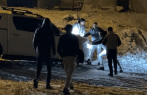 Yüksekova’da yollar piste döndü: Sürücülerin yokuşla imtihanı kameraya yansıdı