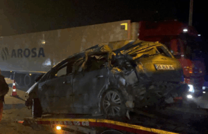 Kontrolden çıkan araç aydınlatma direğini devirip karşı yöne geçti