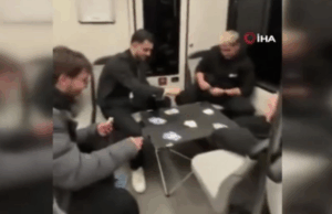 Bursa metrosunda şaşırtan görüntü: Gençler masa kurup kağıt oyunu oynadı