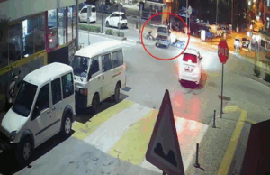 Motosikletli aracın üstünden takla atarak uçtu