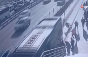 Cevizlibağ’da metrobüs engelli yolcuya çarptı, yaşlı adam hayatını kaybetti: O anlar kamerada
