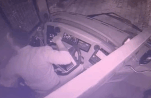 Çok sayıda yolcunun bulunduğu otobüse silahlı saldırı anı kamerada