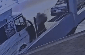 Alanya’da sokakta karşısından gelen kadına yumruk atıp makasla yüzünü yaralayan şahıs tutuklandı