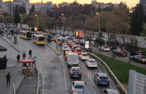 Okulların açılmasıyla İstanbul’da trafik yoğunluğu yaşandı