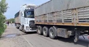 İznik’te Kömür Yüklü Tırlar Çarpıştı