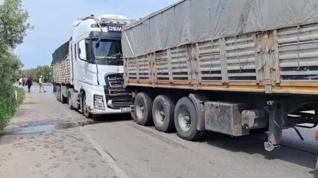 İznik’te Kömür Yüklü Tırlar Çarpıştı