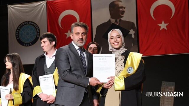 BUÜ'de mimarlık mezunlarına anlamlı mezuniyet töreni