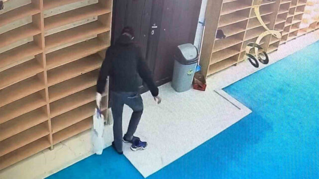 Camiye girdi, 100 bin lira çaldı!