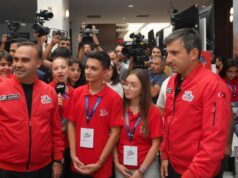 Bakan Kacır ile Selçuk Bayraktar, TEKNOFEST yarışma alanında öğrencilerle buluştu