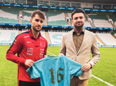 Bursaspor Başkanı Enes Çelik’ten Milli Takım’a ziyaret! 5 futbolcuya forma hediyesi