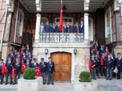 Tarihi binaya bayrak asıldı, ecdat dualarla anıldı