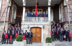 Tarihi binaya bayrak asıldı, ecdat dualarla anıldı